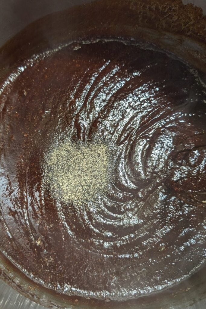adding black pepper to bbq sauce