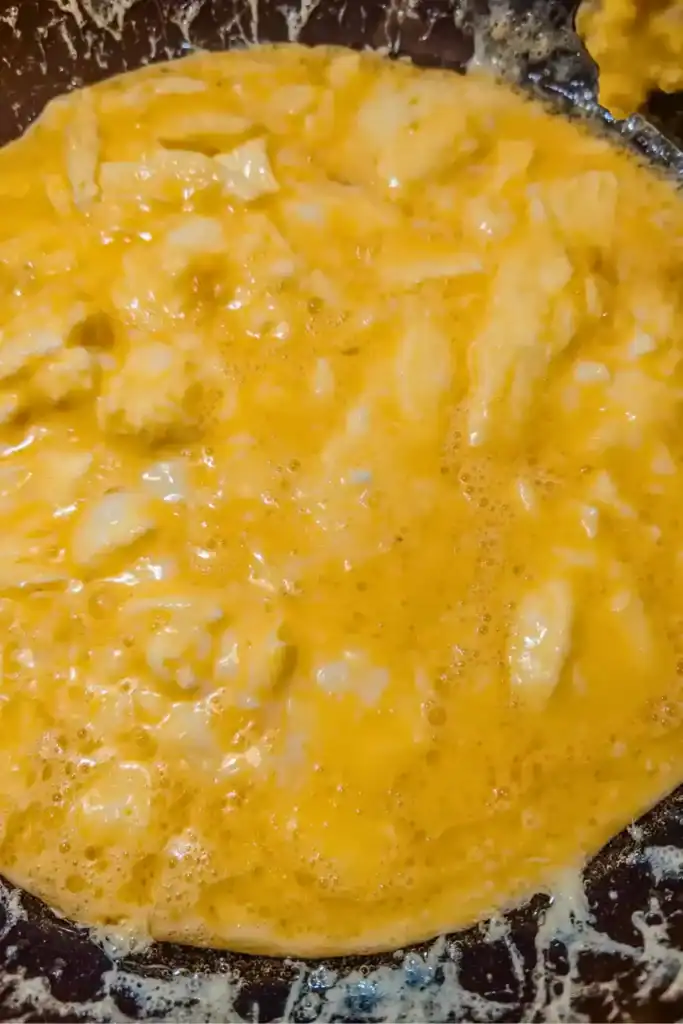 Cooking scrambled eggs in frying pan