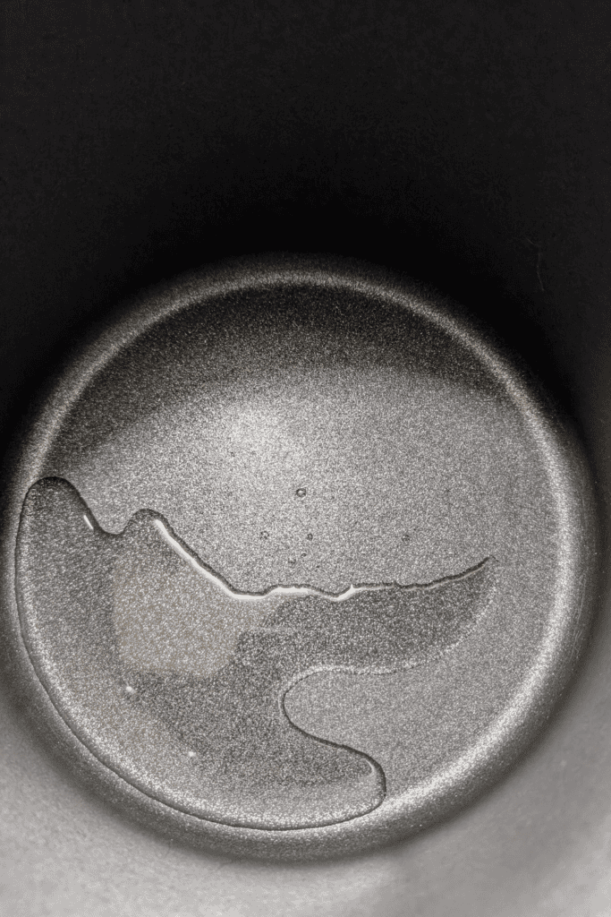 adding neutral oil to soup pot