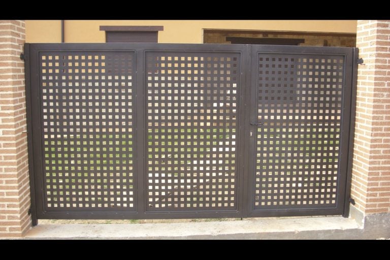 Puerta de hierro con rejilla para seguridad en viviendas, instalada por Cerrajería Osfran.