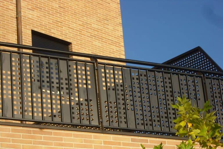 Puerta resistente de hierro con diseño de cuadrícula para seguridad y estética.