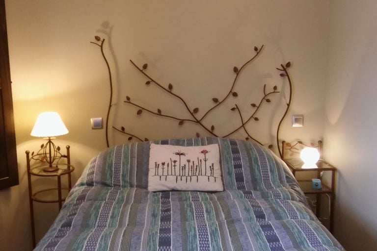 Puerta de seguridad reforzada instalada por cerrajería Osfran para protección y confianza.