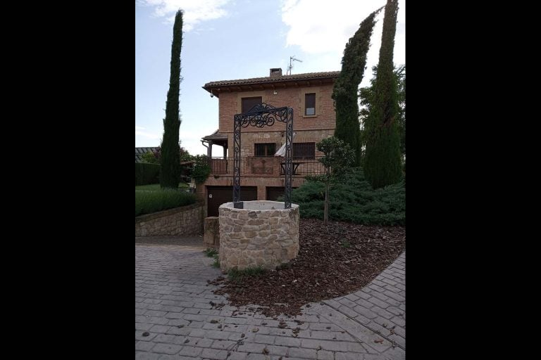 Puerta de hierro con cerraduras y servicios de cerrajería en Córdoba 100% confiables.