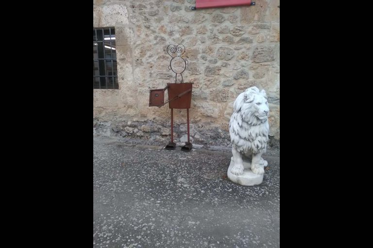 Imágenes de cerrajería y servicios de cerraduras profesionales en Osfran, con vehículos y herramientas especializadas.