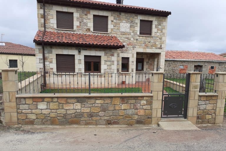 Puerta de seguridad moderna y resistente instalada por cerrajería Osfran.