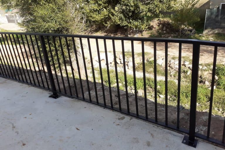 Barandilla de hierro negro para seguridad y protección en espacios exteriores.