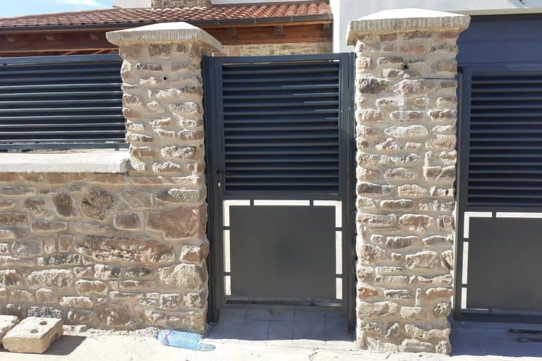 Puerta de seguridad de aluminio en cerrajería Osfran, instalación profesional.