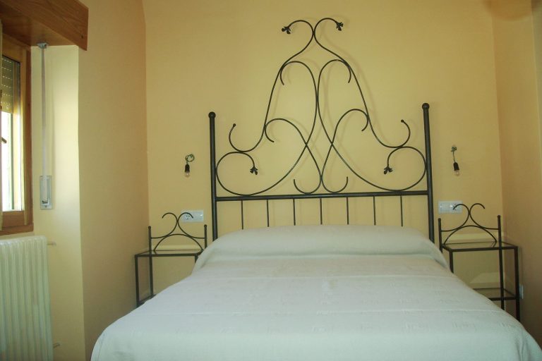 Puerta de seguridad en cerrajería Osfran en Vigo con cerraduras de alta seguridad.