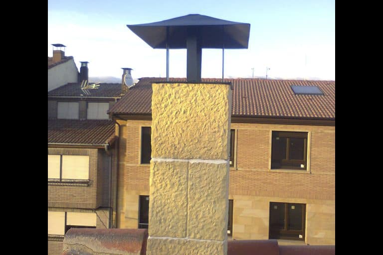 Puerta de chimenea en exterior, servicios de cerrajería para reparación y mantenimiento de estructuras.