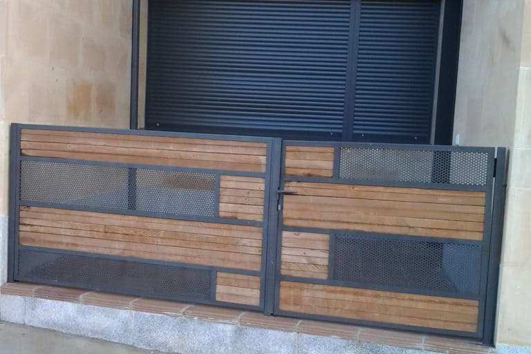 Puerta de acceso con estructura de madera y metal, ideal para seguridad y diseño moderno.