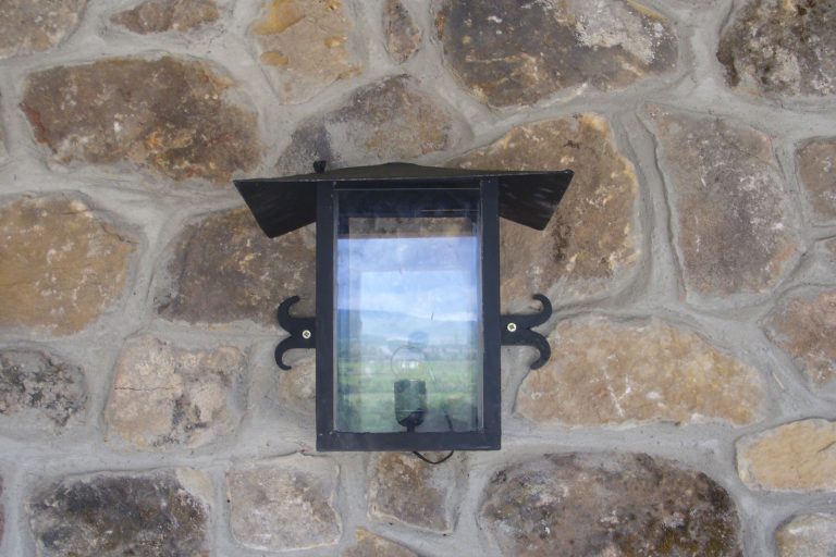 Lámpara de pared para exteriores en negro.