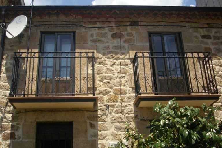 Puertas y cerraduras modernas en la fachada.