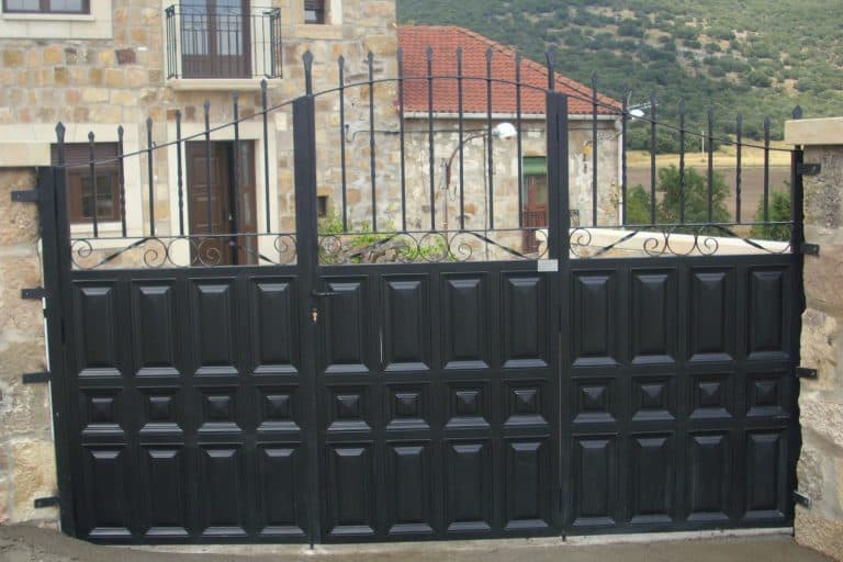 Puerta de reja y cierre de seguridad en color negro para vivienda rural en cerrajería Osfran.