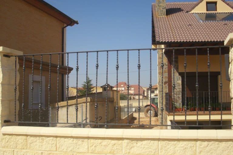 Puerta de seguridad instalada por Cerrajería Osfran en viviendas y negocios, expertos en cerraduras y apertura de puertas rápidamente.