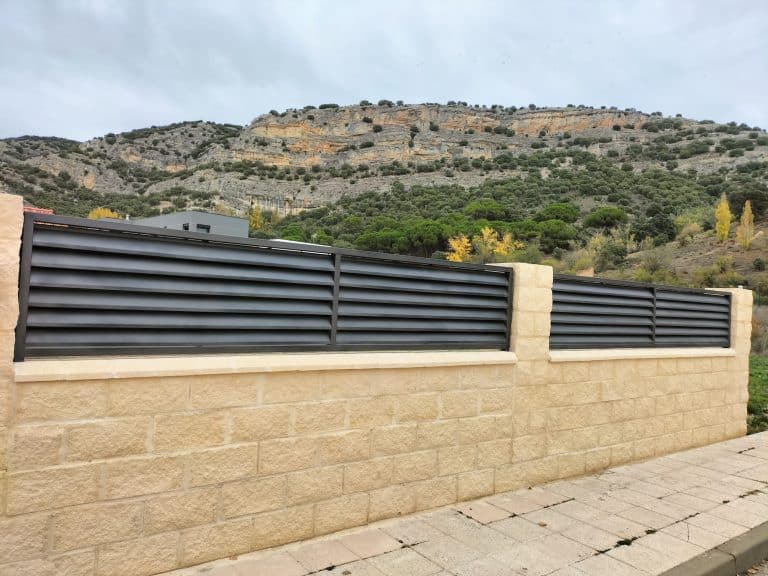 Puerta de seguridad moderna y resistente para viviendas y negocios en Cerrajería Osfran.