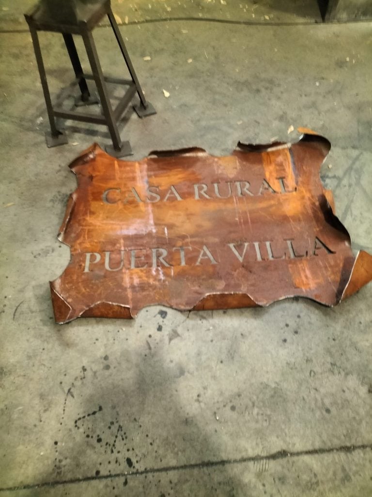 Letrero en acero con grabado para cerrajería y personalización.