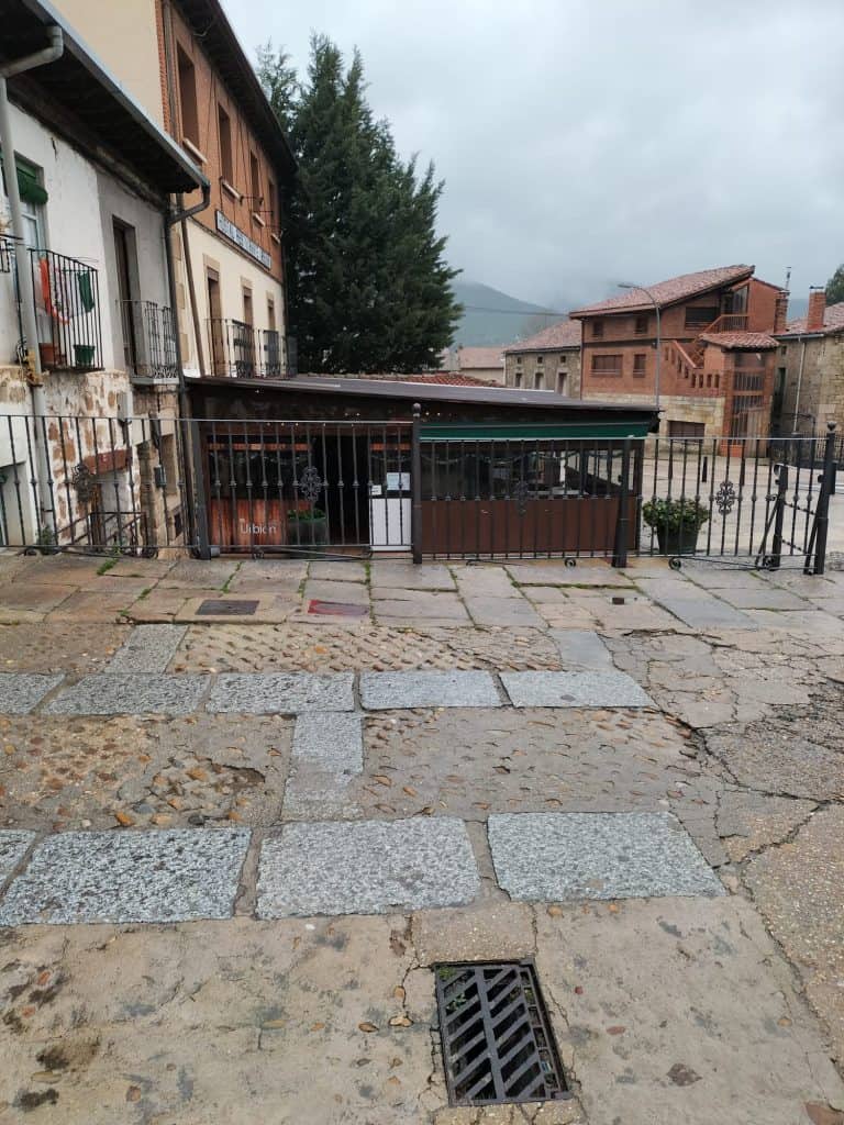 Puerta de seguridad y cerrajería en edificio antiguo en casco urbano.