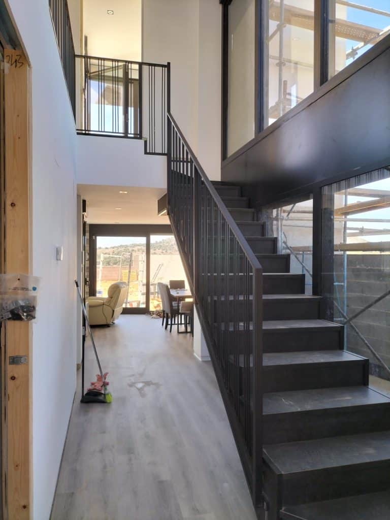 Puerta de seguridad de alta resistencia instalada en vivienda, protección y seguridad.