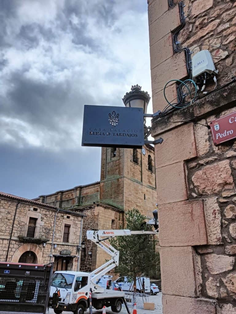 Cerradura de seguridad en fachada de edificio en Lugo con señal de cerrajería Osfran.