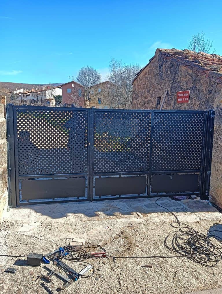 Puerta de seguridad de aluminio negro para control de accesos y protección del hogar.