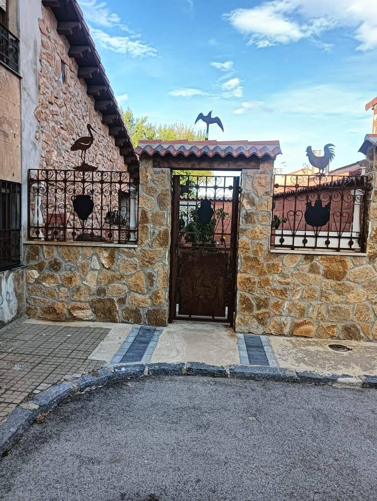 Puerta de ingreso segura y decorativa en cerrajería Osfran.