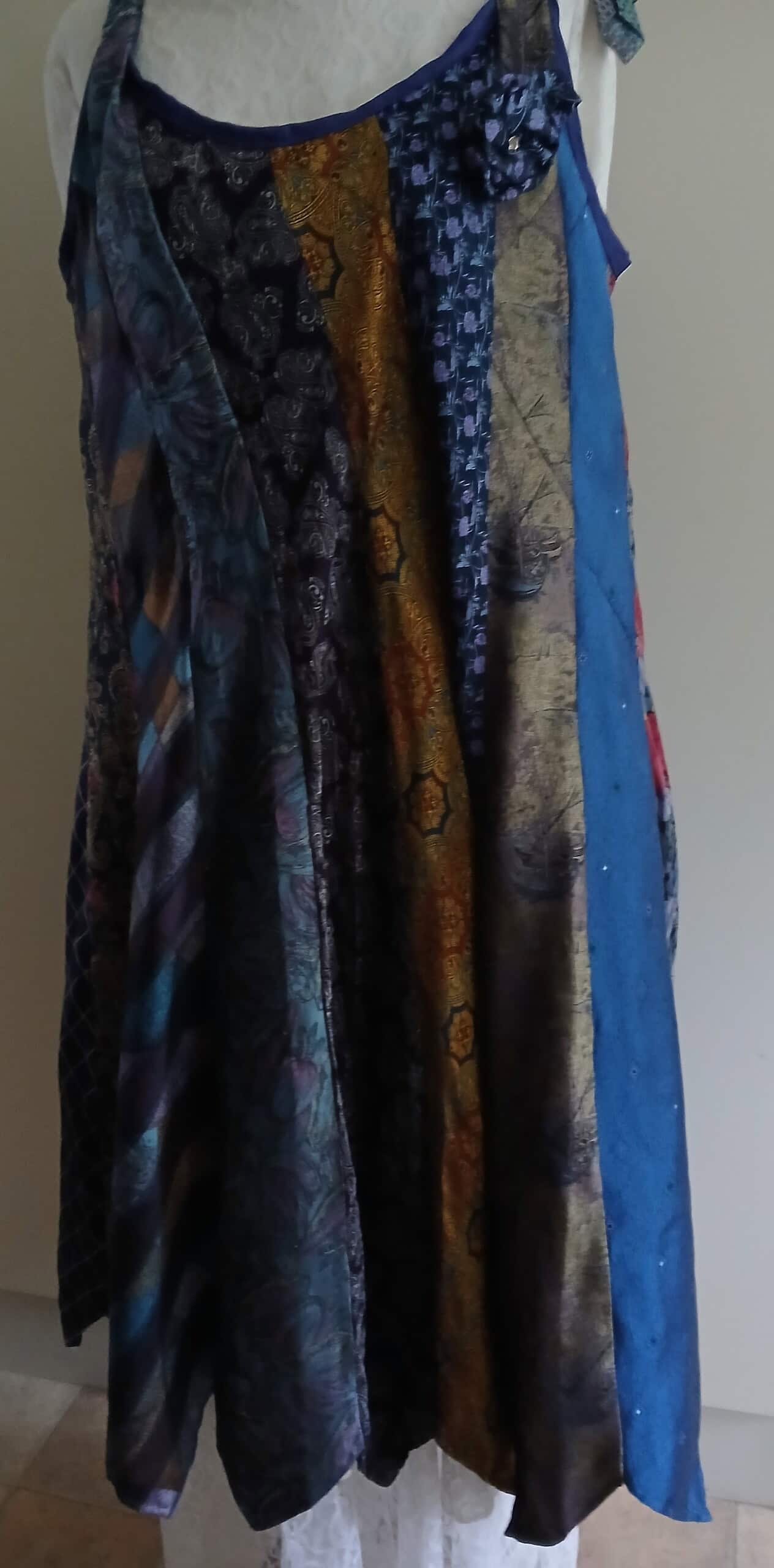 - Färgglada textilkonststycken av återvunnet material, unika textilskulpturer för kreativ design och inredning.