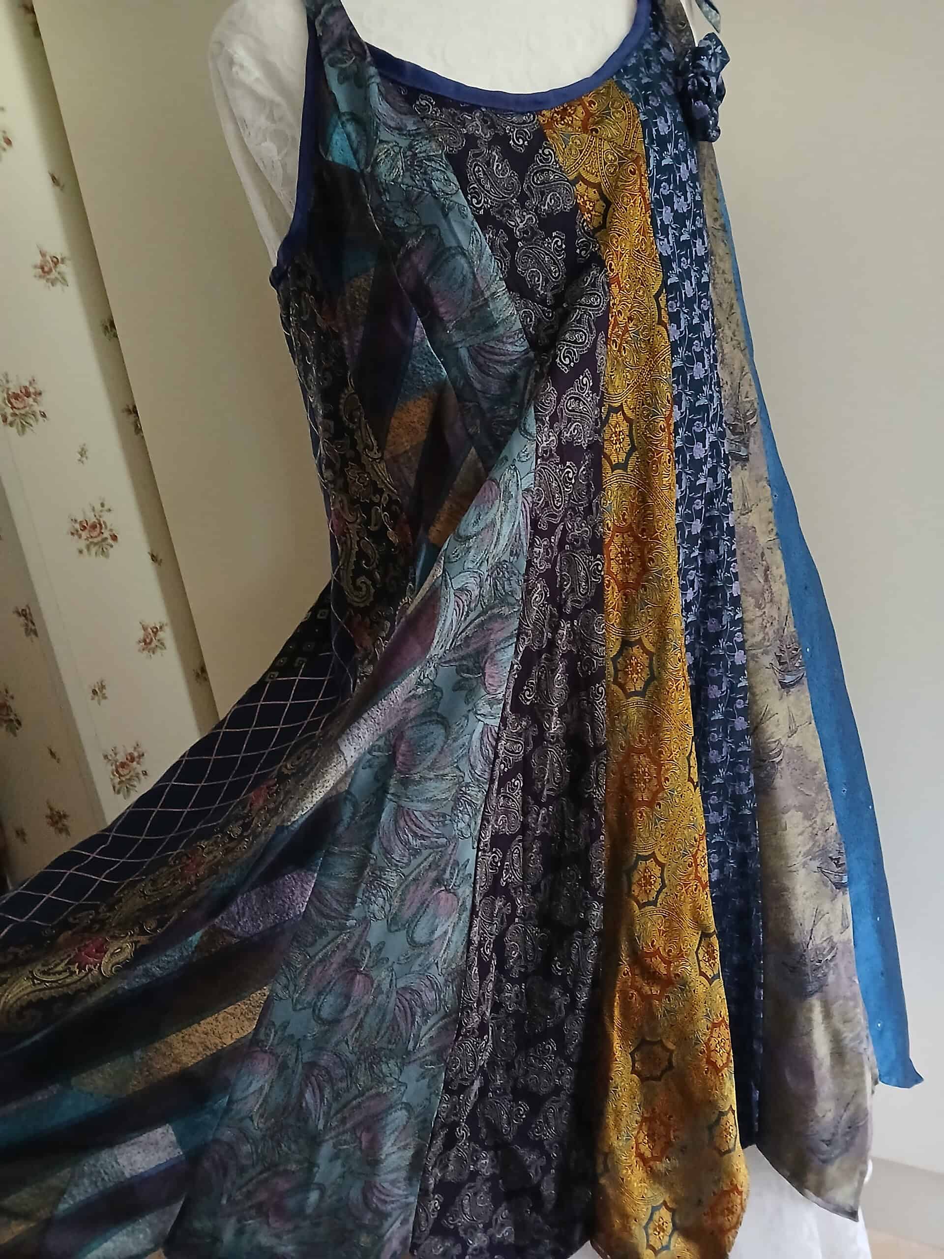 Färgglad bohemisk kjol med patchwork i olika mönster och färger, perfekt för sommar och festivallooks.