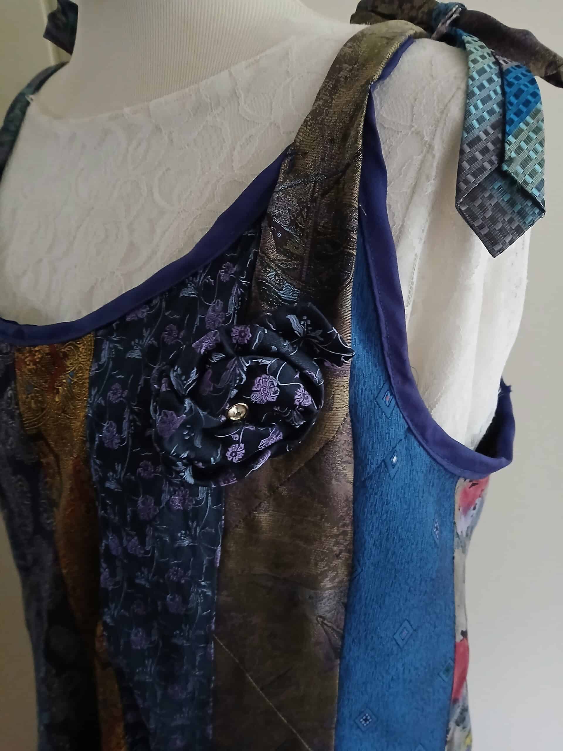 Blommig buntig scarf och väskor i mönster och texturer för mode och accessoarer.