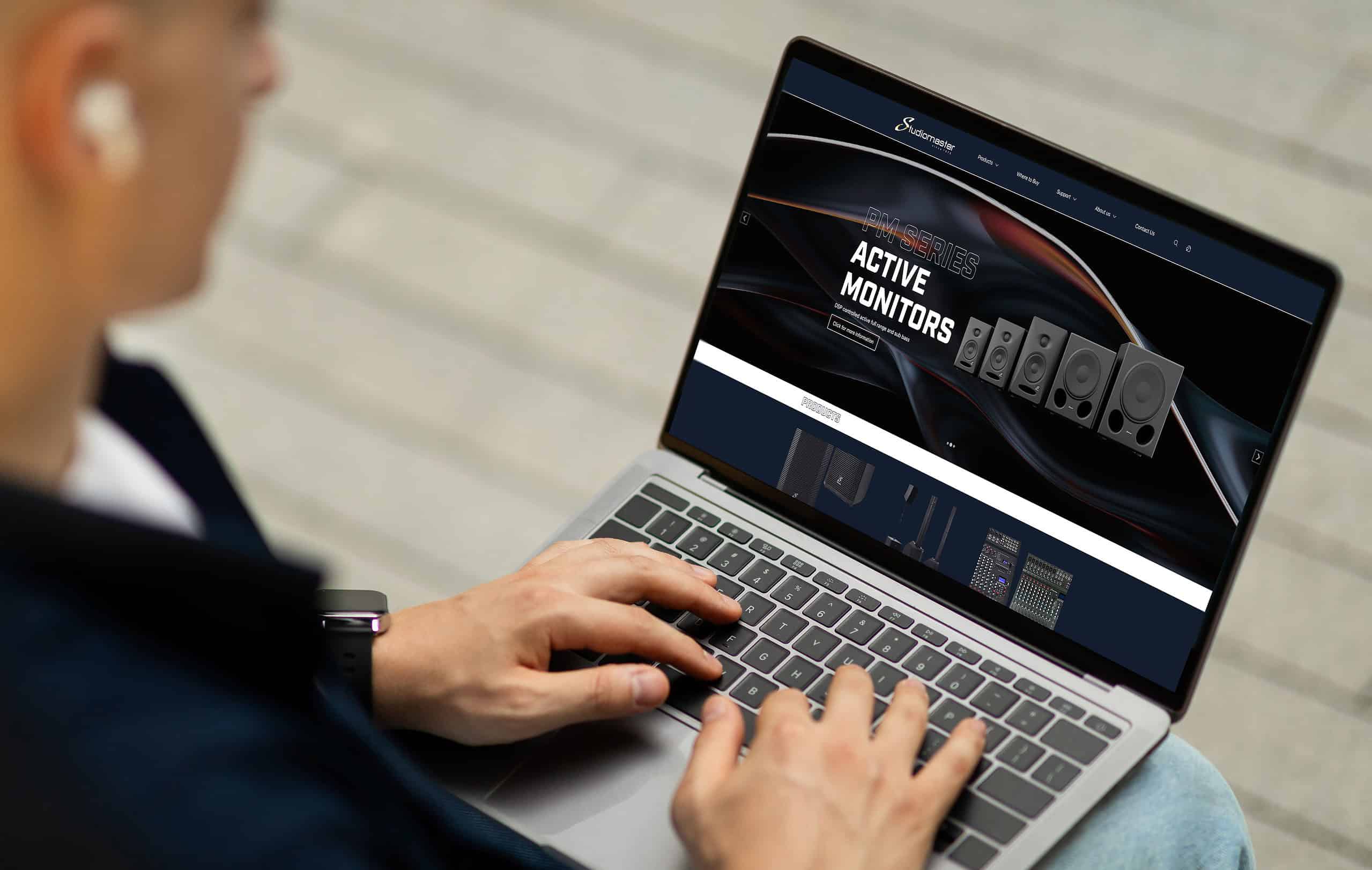 Studiomaster Website Life Mockup