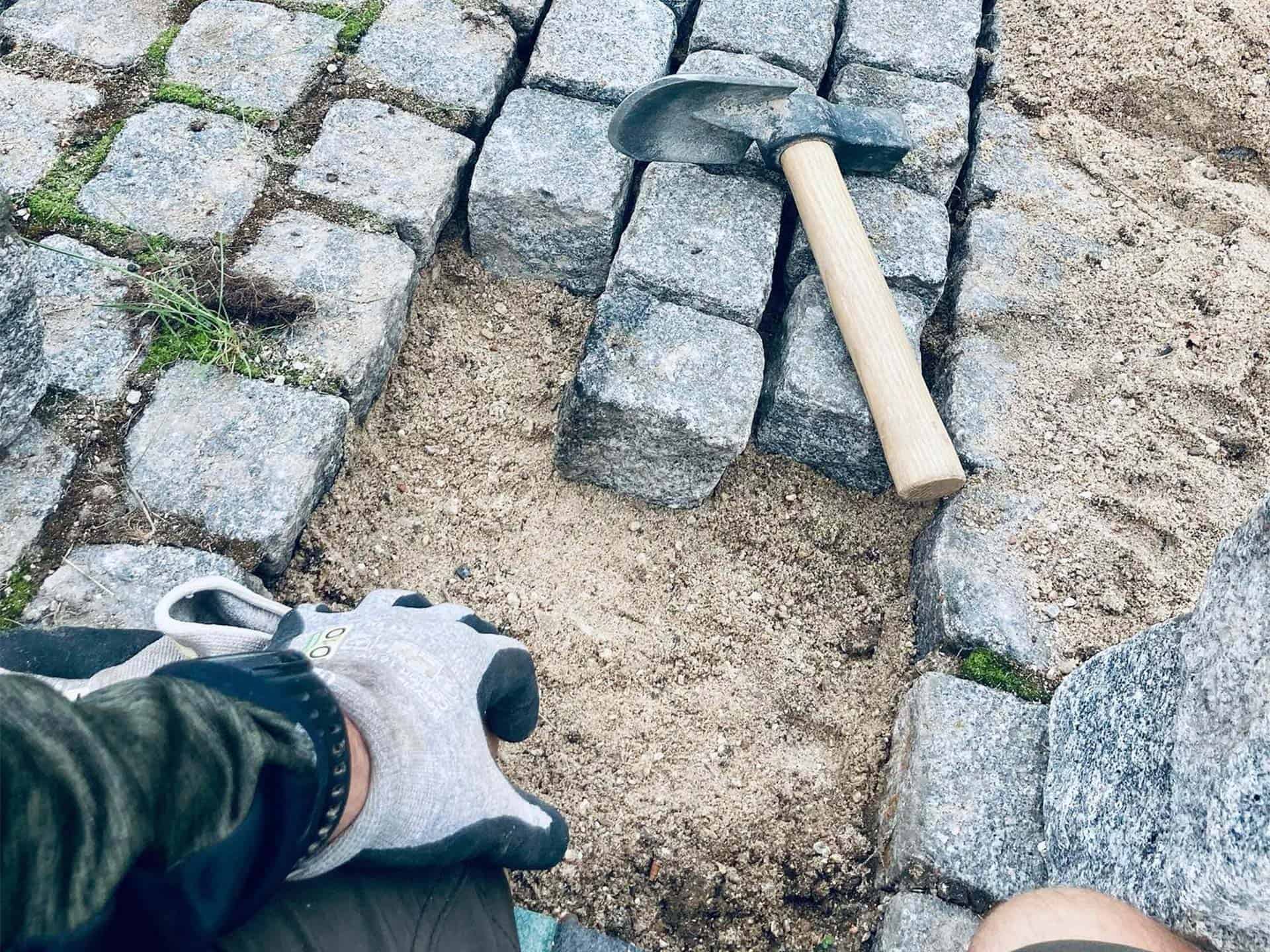 brosten, en hånd og en hammer