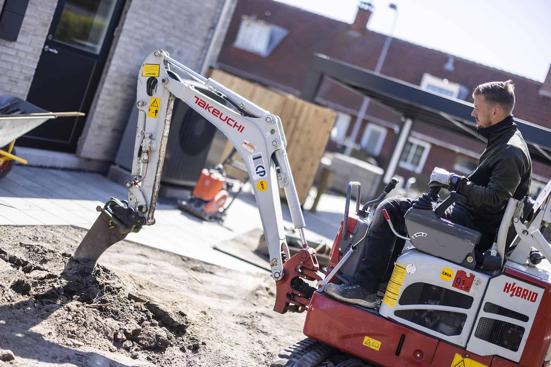 En gravemaskine graver i jorden