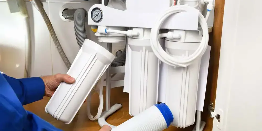 Plumber-Installing-Reverse-Osmosis-Water-Filtration-System