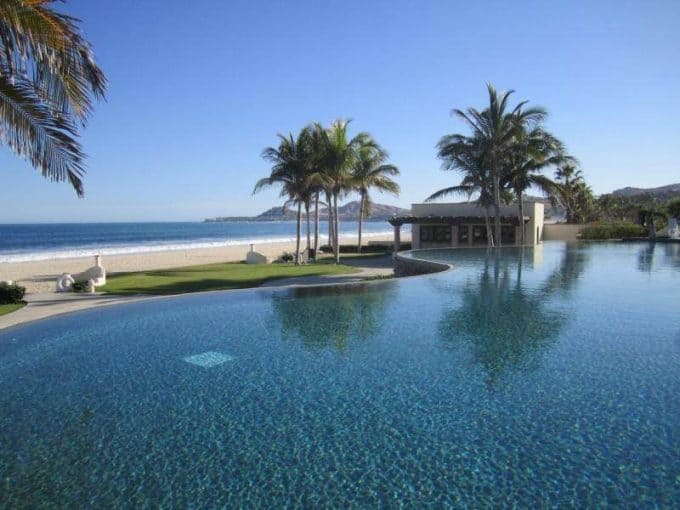 Gorgeous Ocean View With Lush Golf Course, Palm Trees, And Luxurious Infinity Pool At Club Campestre Real Estate. Perfect For Relaxing And Enjoying The Coastal Scenery.