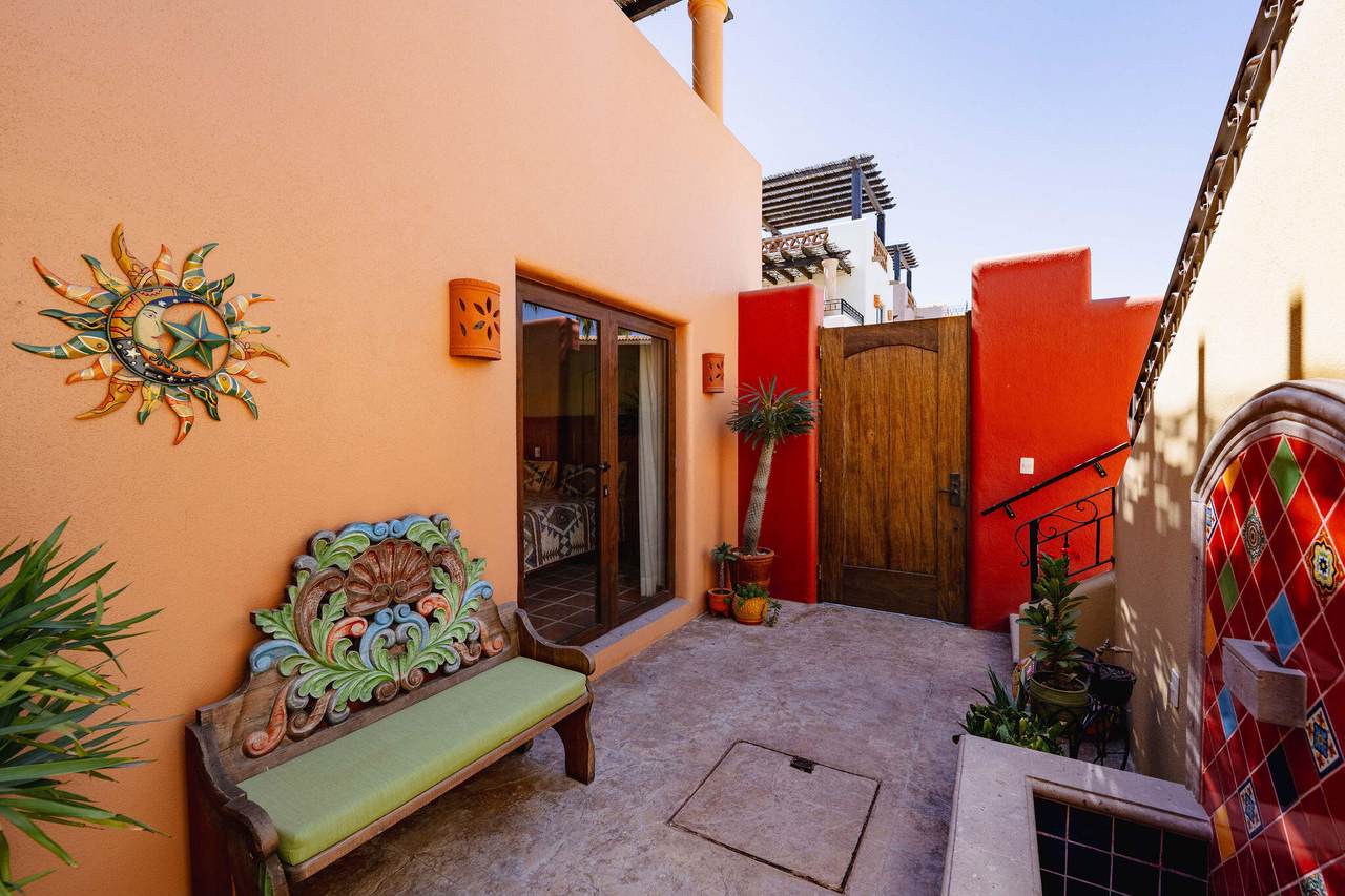 Club Campestre Cozy Villa With Vibrant Decor And Lush Plants, Perfect For Relaxing And Enjoying The Community’s Scenic Beauty.