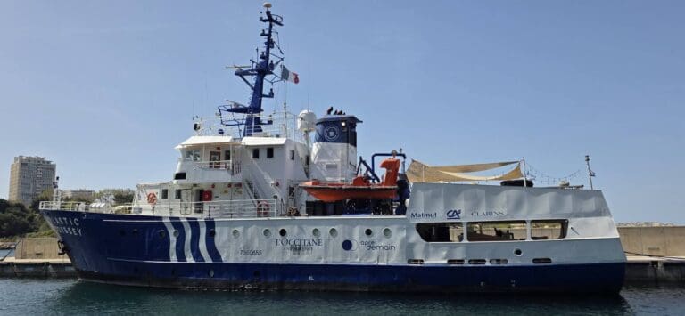 Navire de recherche océanographique Plastic Odyssey aux couleurs bleu et blanc, amarré au port de Marseille — © Karim Saari