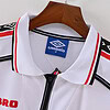 Azul, blanco y negro sudadera deportiva Umbro con rayas y cierre en primer plano.