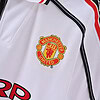 Camiseta del Manchester United con logotipo emblemático, ropa deportiva de fútbol, atuendo oficial del equipo.