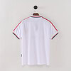 Camisa deportiva blanca con detalles en rojo y negro para estilo deportivo óptimo.