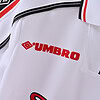 Alto texto: Uniforme deportivo de fútbol con logo de Umbro en color rojo y blanco.