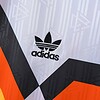 Nuevo logo de Adidas en ropa deportiva para optimizar rendimiento y estilo.