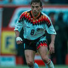 1. Jugador de fútbol con uniforme de la selección mexicana en acción.