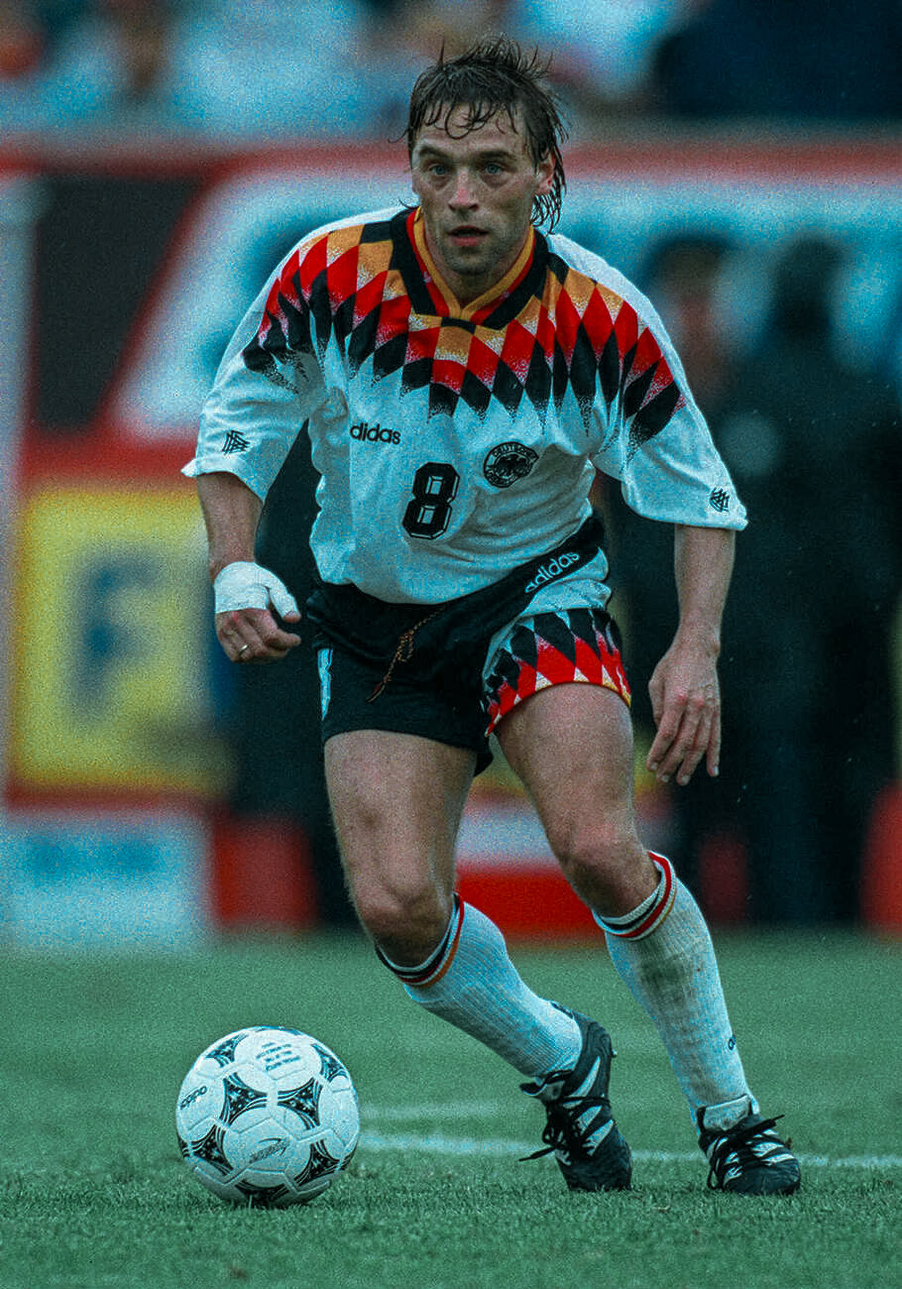 1. Jugador de fútbol con uniforme de la selección mexicana en acción.