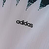 Ropa deportiva Adidas con diseño de estilo mundialista en blanco y negro.