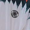 Bata de fútbol con logo de la selección alemana de fútbol, diseño moderno y elegante.