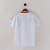 Camiseta de fútbol blanca con detalles en negro, rojo y amarillo, diseñada para optimizar rendimiento y estilo.