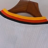 Camiseta deportiva blanca con detalles en negro, rojo y amarillo, ideal para entrenamiento y actividades físicas.