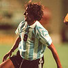 Atl text: Jugador de fútbol argentino en acción, camiseta de Argentina, estilo vintage.
