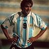 Jugador de fútbol argentino con camiseta de Argentina 1958 en partido.
