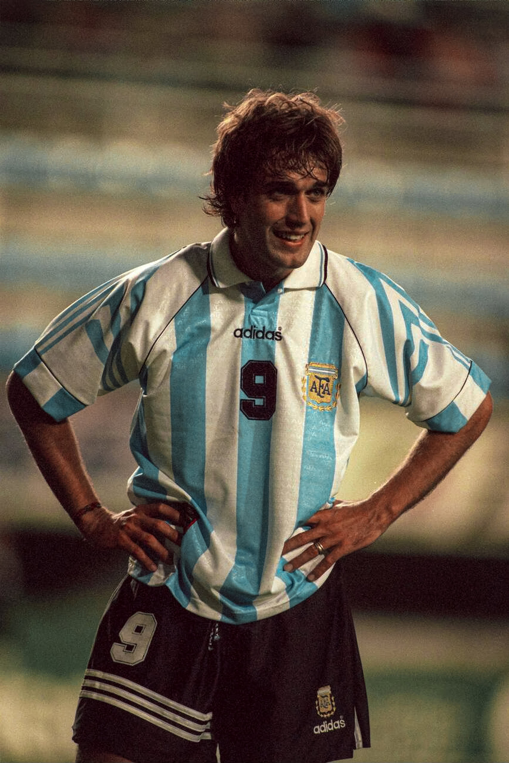 Jugador de fútbol argentino con camiseta de Argentina 1958 en partido.