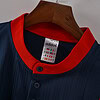 Traje deportivo Adidas en azul con detalles rojos, ideal para entrenamiento y uso deportivo.